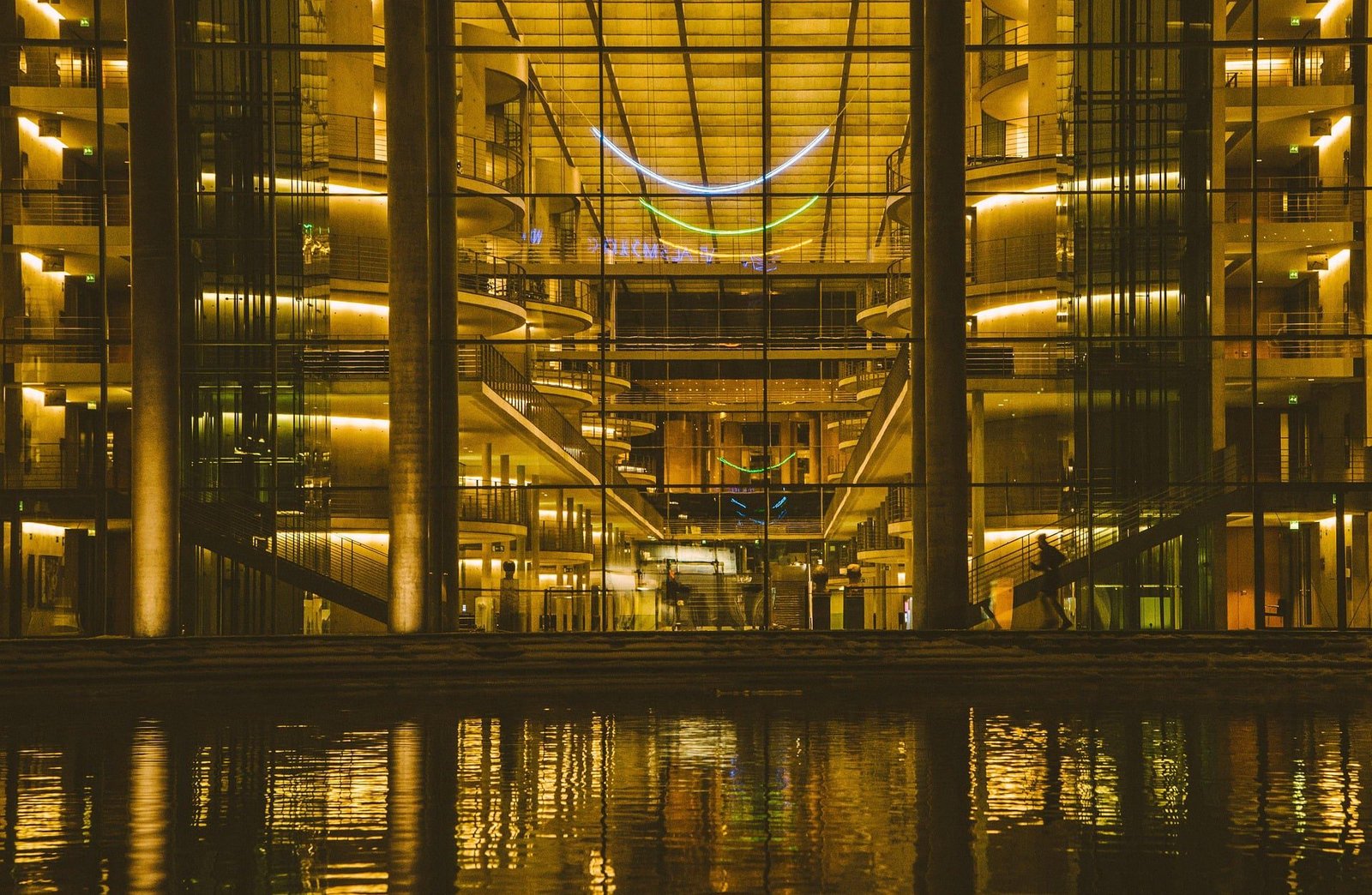 Fachada iluminada de condomínio moderno em São Paulo administrado com gestão condominial profissional